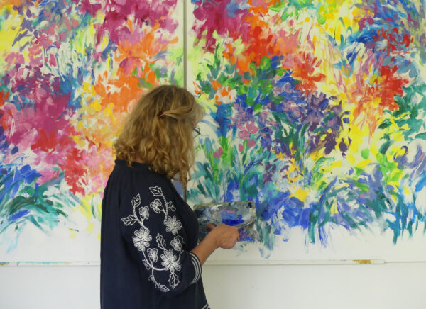 L'artiste Mary Chaplin au travail dans son atelier en Normandie